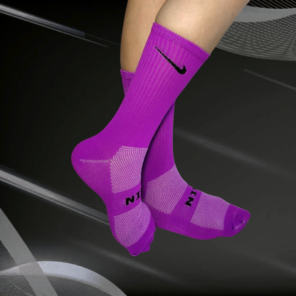 Medias deportivas NK, color purpura
