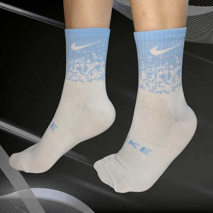 Medias deportivas en degradado NK, azul claro con blanco