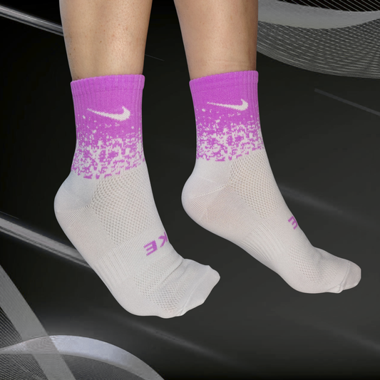 Medias deportivas en degradado NK, morado con blanco